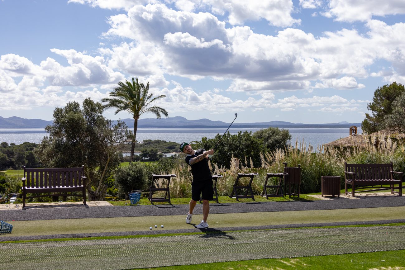 Golfplatz am Meer mit Palmen